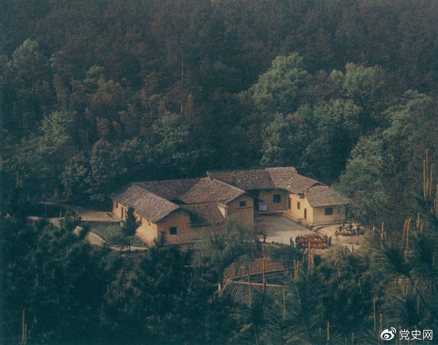 毛澤東故居——湖南省湘潭縣韶山?jīng)_上屋場(chǎng)。1893年12月26日，毛澤東在這里誕生。