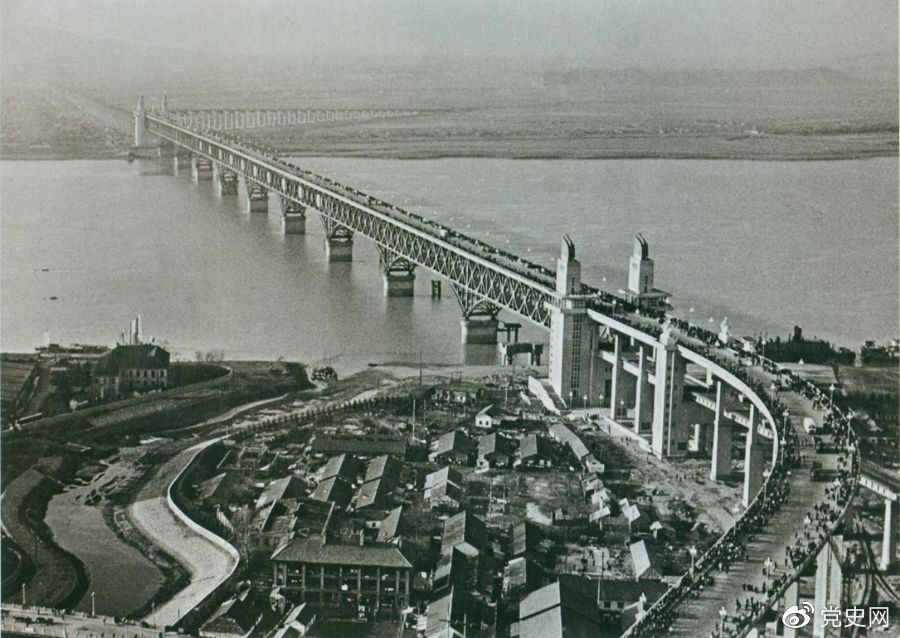 1968年12月29日， 南京長江大橋全面建成通車。這是當(dāng)時(shí)中國自行設(shè)計(jì)建造的最大的鐵路、公路兩用橋。